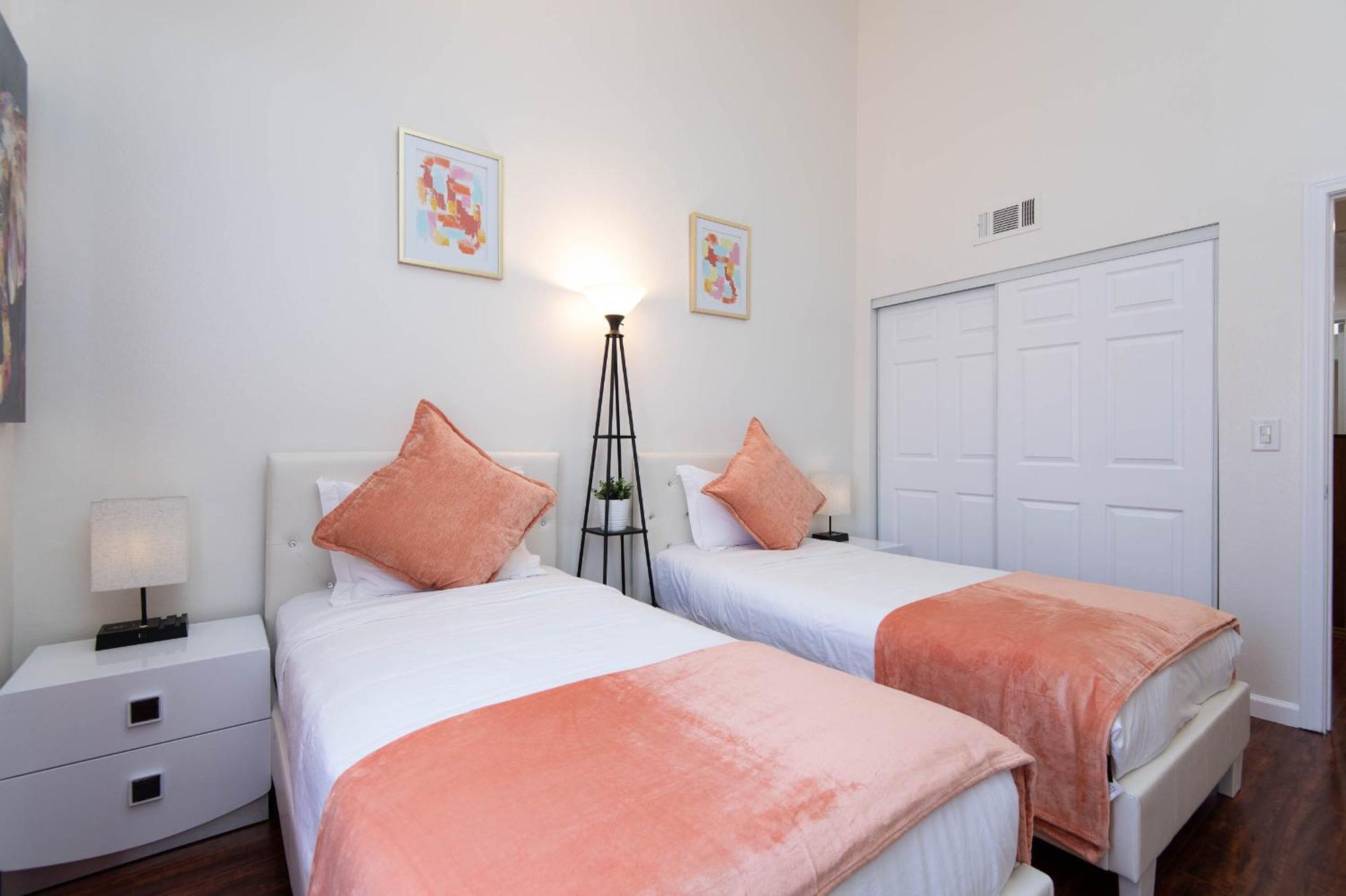 Spacious 2br/2.5ba + Game Glendale