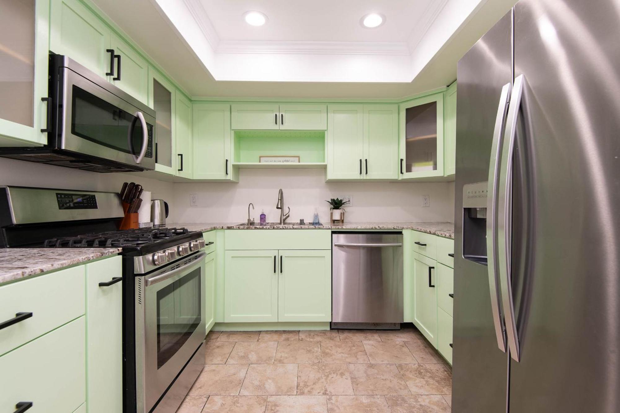 Spacious 2br/2.5ba + Game * Glendale