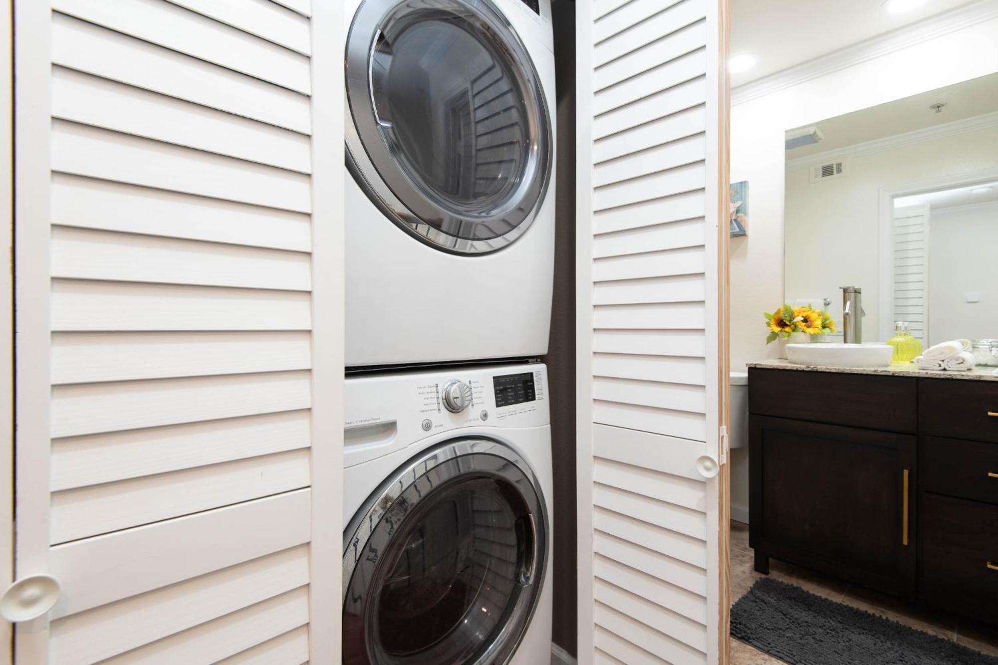 Spacious 2br/2.5ba + Game Apartment Glendale