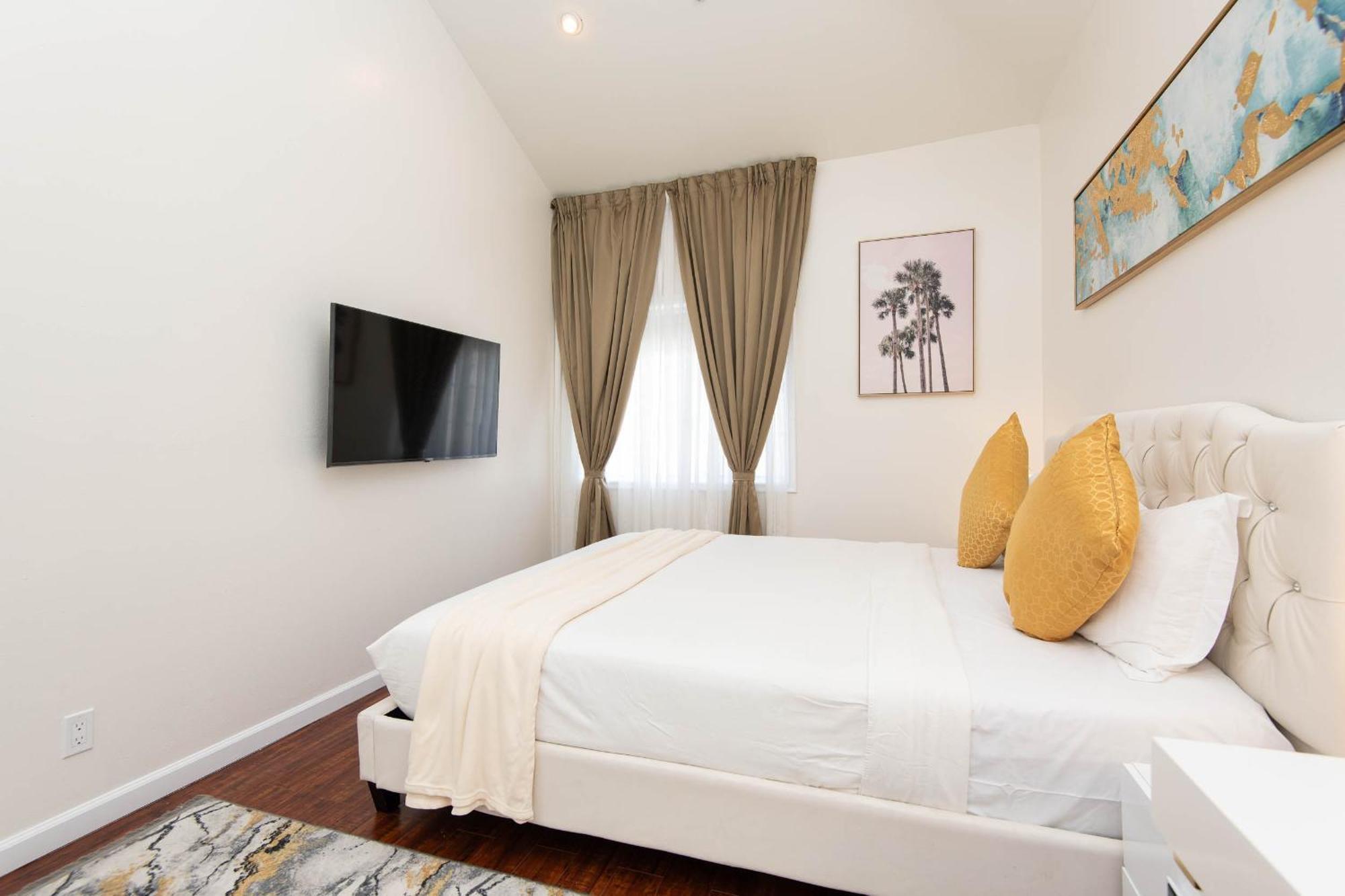 Spacious 2br/2.5ba + Game Apartment Glendale